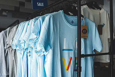 T-Shirts, die beim Sale des KSC verkauft werden