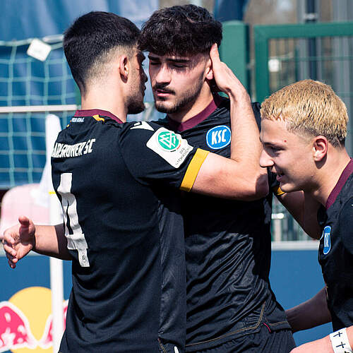Innenverteidiger Mitakidis und Niklas Behr feiern den Führungstreffer mit Torschütze Tim Schunck