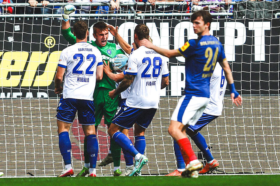 Hans Christian Bernat jubelt nach gehaltenem Elfmeter. 