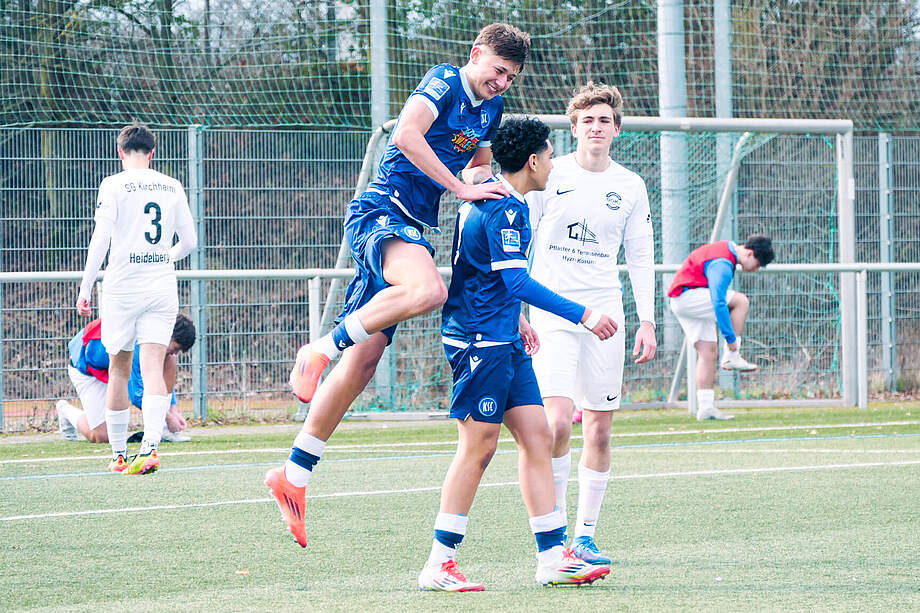 Spieler der U16 beim Torjubel. 