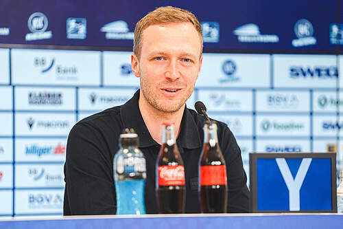 Max Senft bei der Pressekonferenz