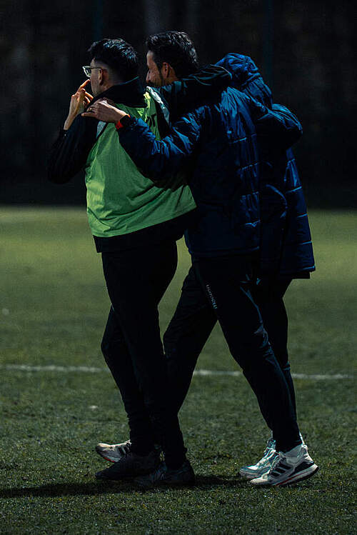 Trainerteam der U17 liegt sich in den Armen.