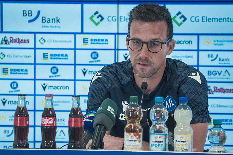 Christian Eichner bei der Pressekonferenz vor dem Heimspiel gegen Holstein Kiel.