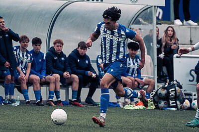 U17-Spieler im Dribbling