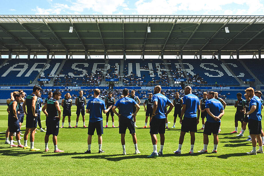 Mannschaft im Kreis vor dem Training