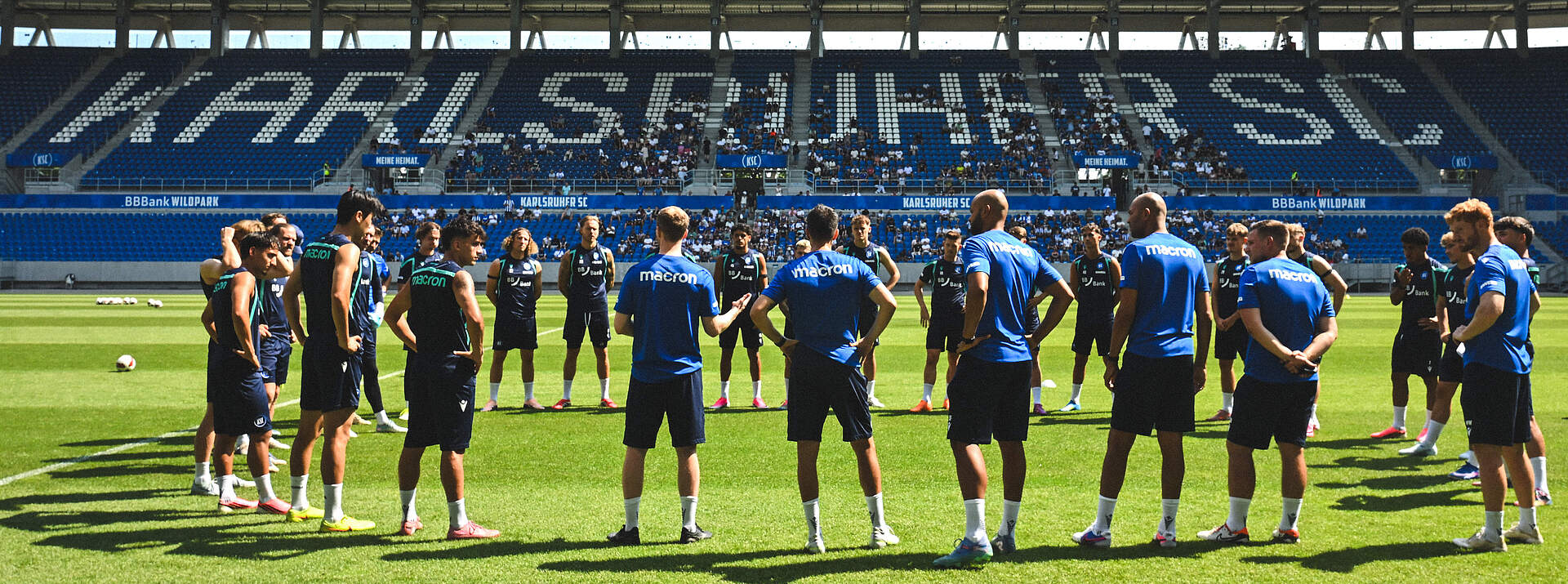 Mannschaft im Kreis vor dem Training