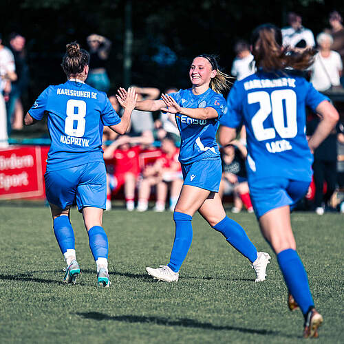 Lena Kasprzyk jubelt mit einer Teamkollegin