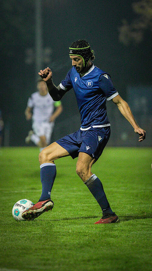 Torjäger und Helmträger Dominik Salz am Ball