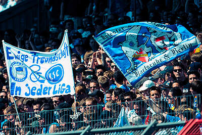 Fanblock beim Spiel KSC - Hertha BSC