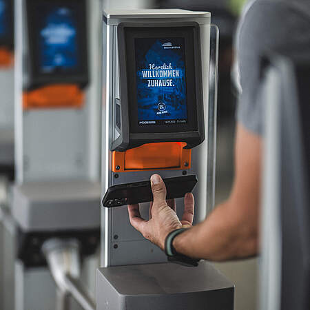 KSC-Fan scannt sein Ticket