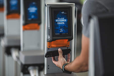 KSC-Fan scannt sein Ticket