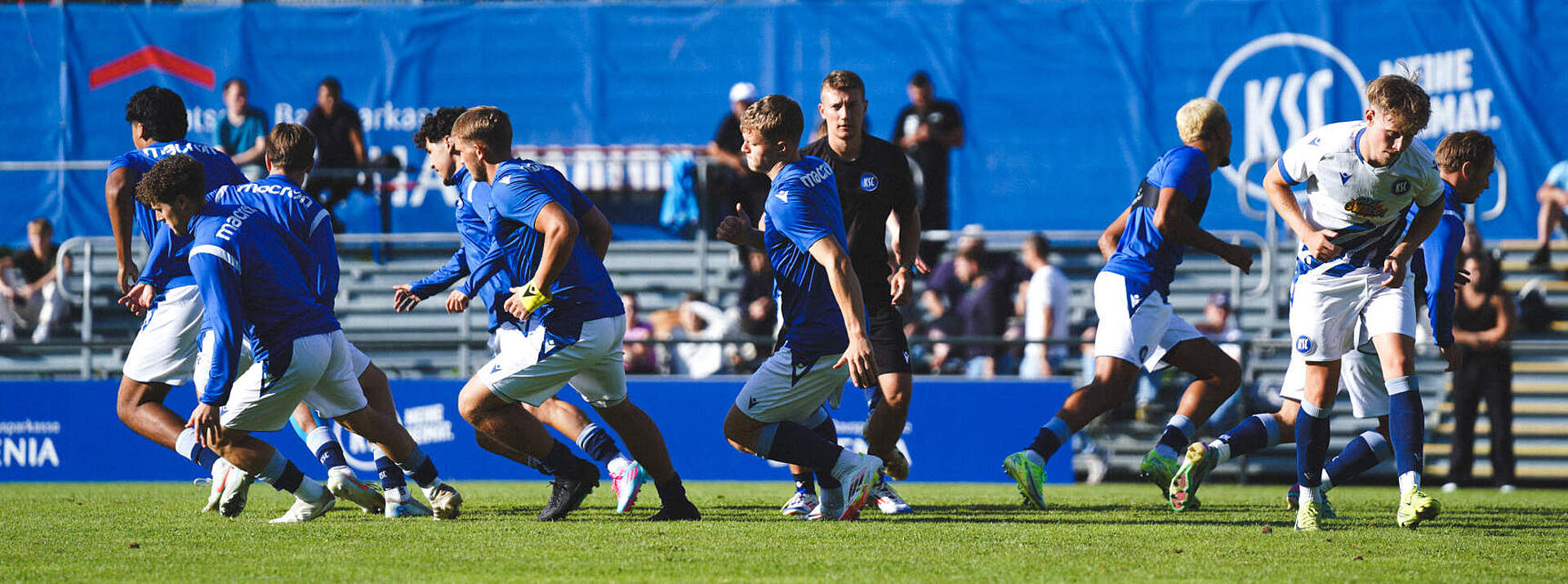 U23 beim Aufwärmen.