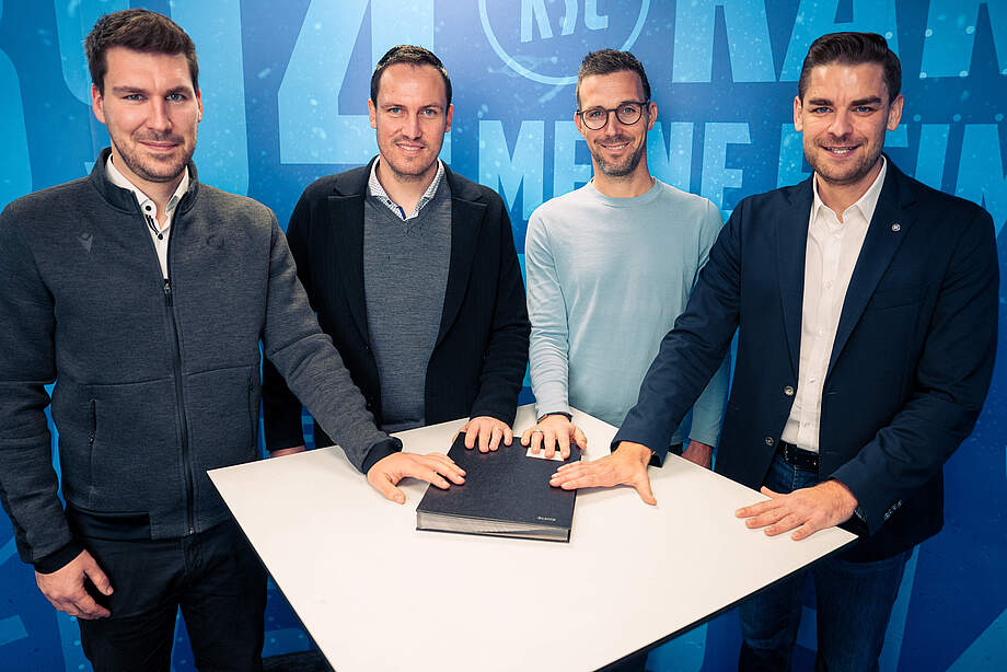 Bischof, Freis, Eichner und Becker an einem Tisch