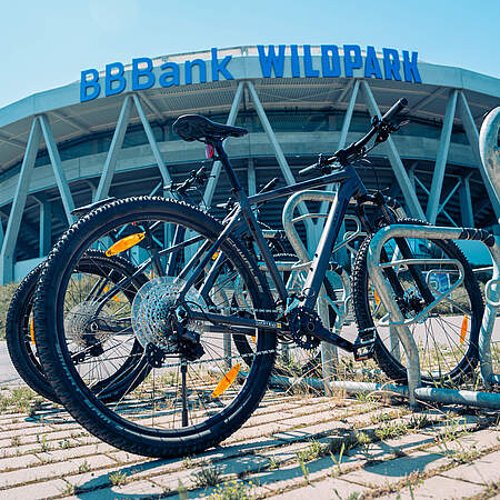Fahrräder vor dem BBBank Wildpark