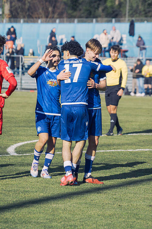 Sen, Laghrissi und Guggenbühler bejubeln den treffer zum 3:0
