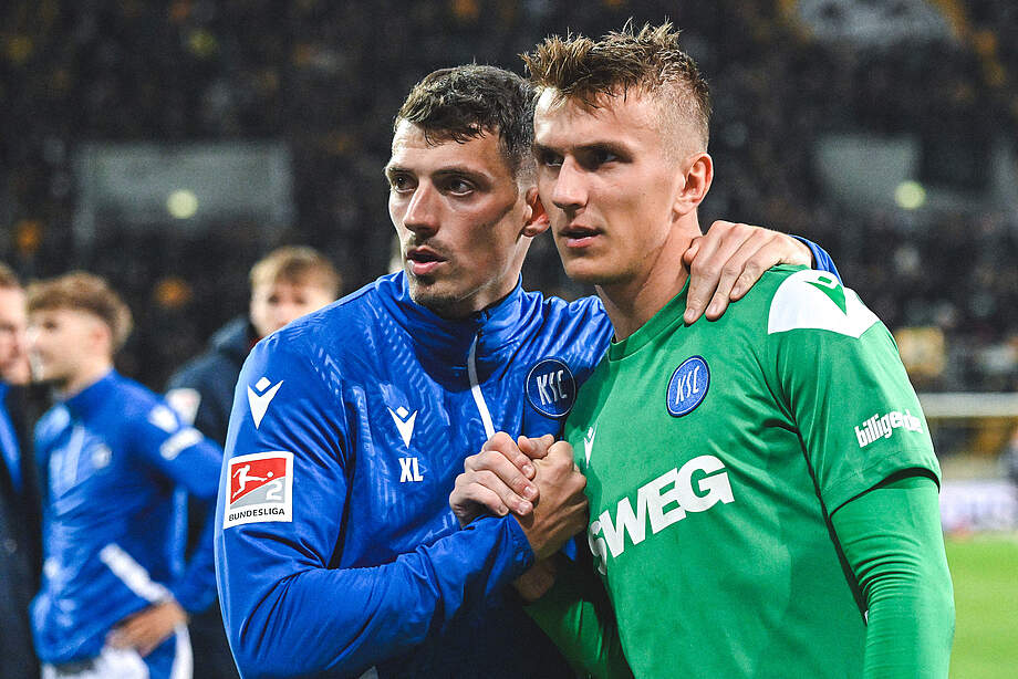 Rapp und Bernat klatschen nach dem Spiel ab