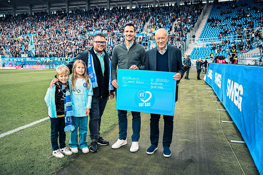 Bild der Spendenübergabe.