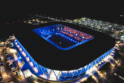Der BBBank Wildpark beim letztjährigen Weihnachtlichten Stadionsingen aus der Luft