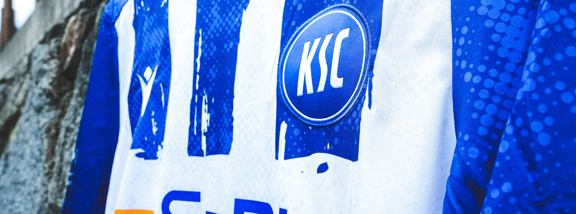Das neue Trikot der KSC-Fußballschule mit blauen und weißen Streifen