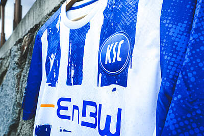Das neue Trikot der KSC-Fußballschule mit blauen und weißen Streifen