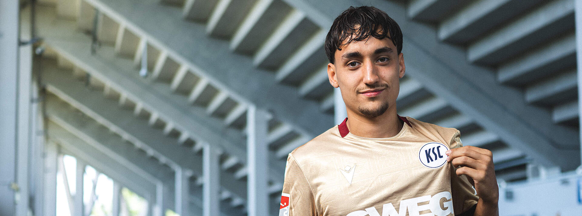 Danyal Zor posiert im Ausweichtrikot
