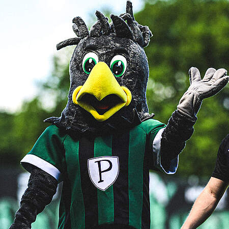 Preußen 06-Maskottchen "Fiffi" winkt
