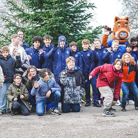 Geschenkübergabe vor dem Schloss Stutensee