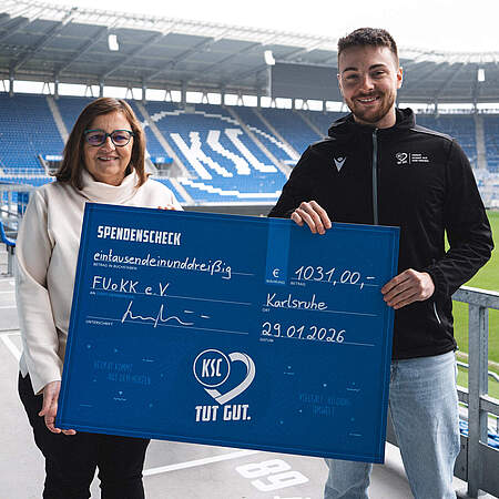 Admira Knoll (links), Vorstandsvorsitzende der Kinderkrebshilfe, bei der Checkübergabe.