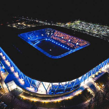 Der BBBank Wildpark beim letztjährigen Weihnachtlichten Stadionsingen aus der Luft